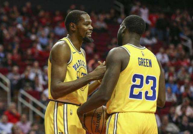 女足英联杯中发生暴力冲突，一名球员抓住对手脖子将其摔倒（女足英联杯爆发肢体冲突：一名球员抓住对手颈部将其摔倒）