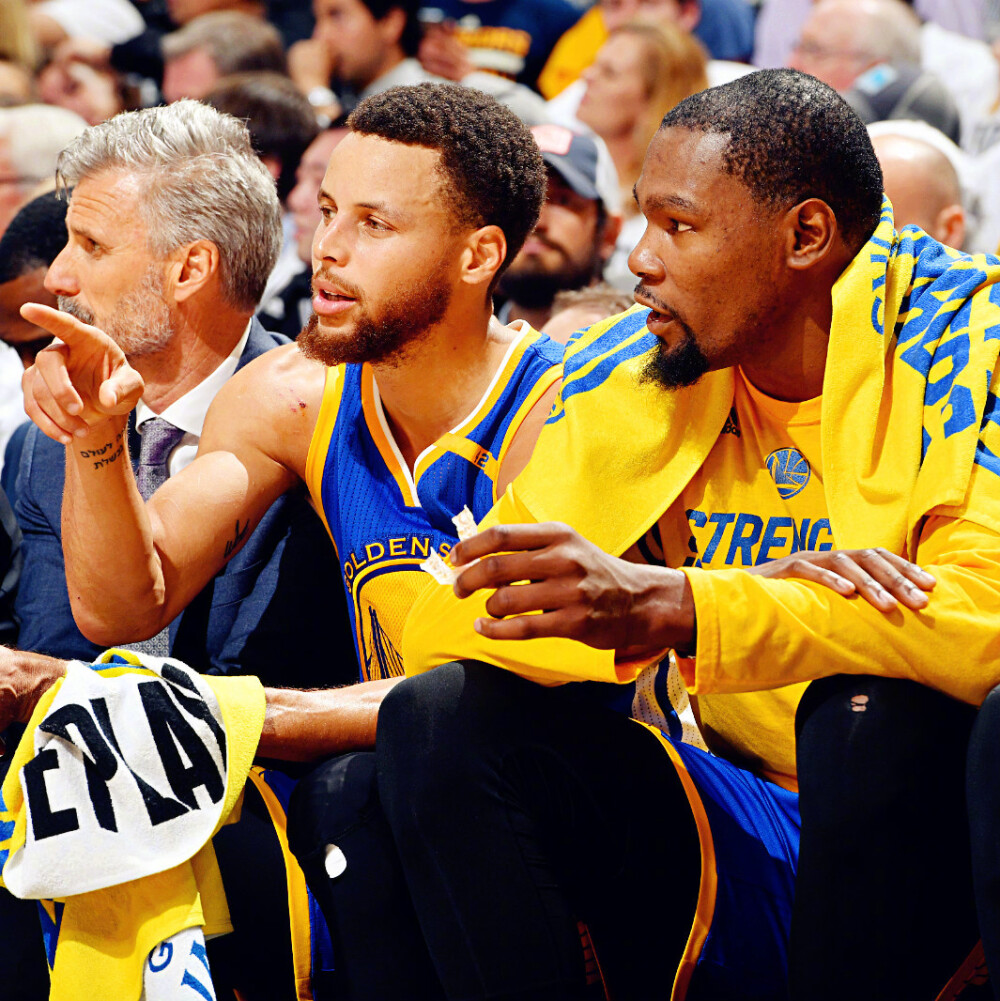 一贝蒂斯球迷袭击了一巴萨球迷，部分球迷甚至高喊“你真棒”（一名贝蒂斯球迷袭击巴萨球迷，现场有人起哄高喊“你真棒”）