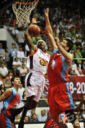 足球中国球员转会费再创新高（中国足球球员转会费再度刷新纪录）