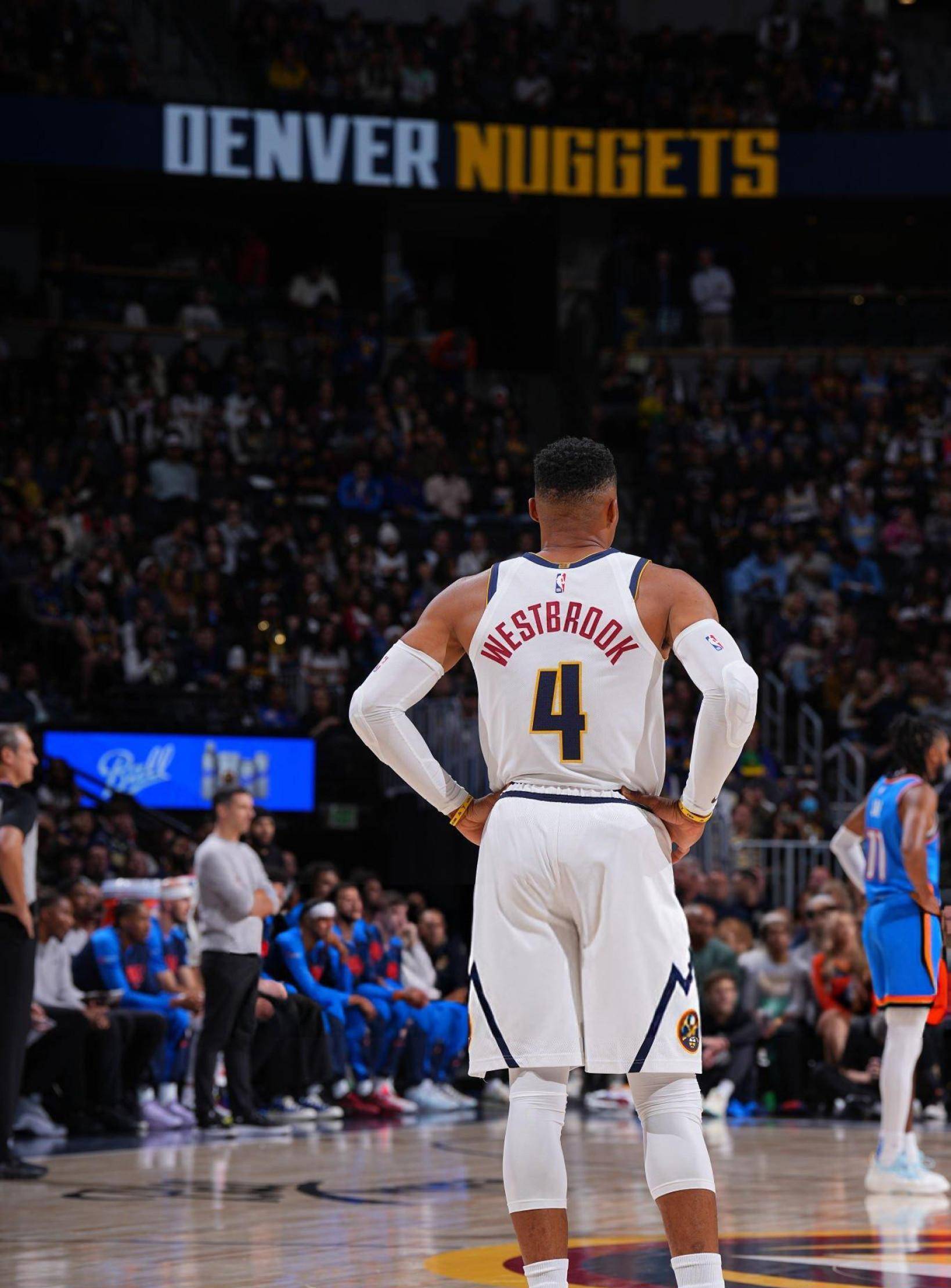 NBA杯半场：凯尔登13分，东契奇24分&詹姆斯12+8，马刺70-58领先湖人（NBA杯半场战报：凯尔登13分、东契奇24分、詹姆斯12+8，马刺70-58暂领先湖人）