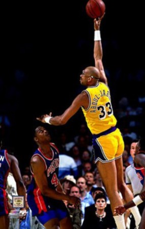 文章总结：维罗纳主场防守稳健但进攻乏力，亚特兰大控球强攻，两队将展开激烈对决。（维罗纳主场守稳攻弱，亚特兰大控球强势，激战在即）