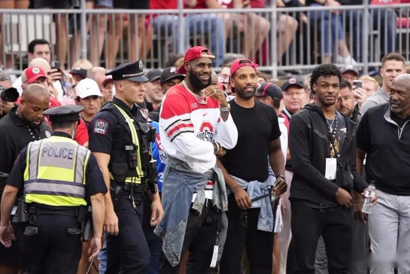 瓜帅：我们要拿98分才能英超夺冠；与摄影师冲突后马上道歉了（瓜帅：英超夺冠需拿到98分；与摄影师冲突后已迅速道歉）