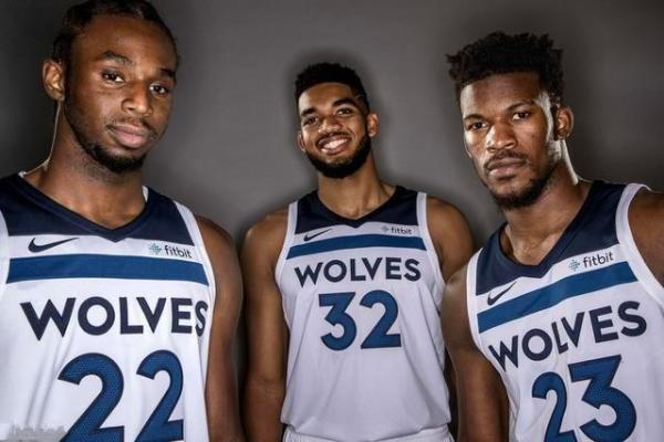 国米赛中年轻球员崛起，老将挣扎，球队面临转型与平衡挑战。（国米新人崛起、老将乏力，球队步入转型与平衡大考）