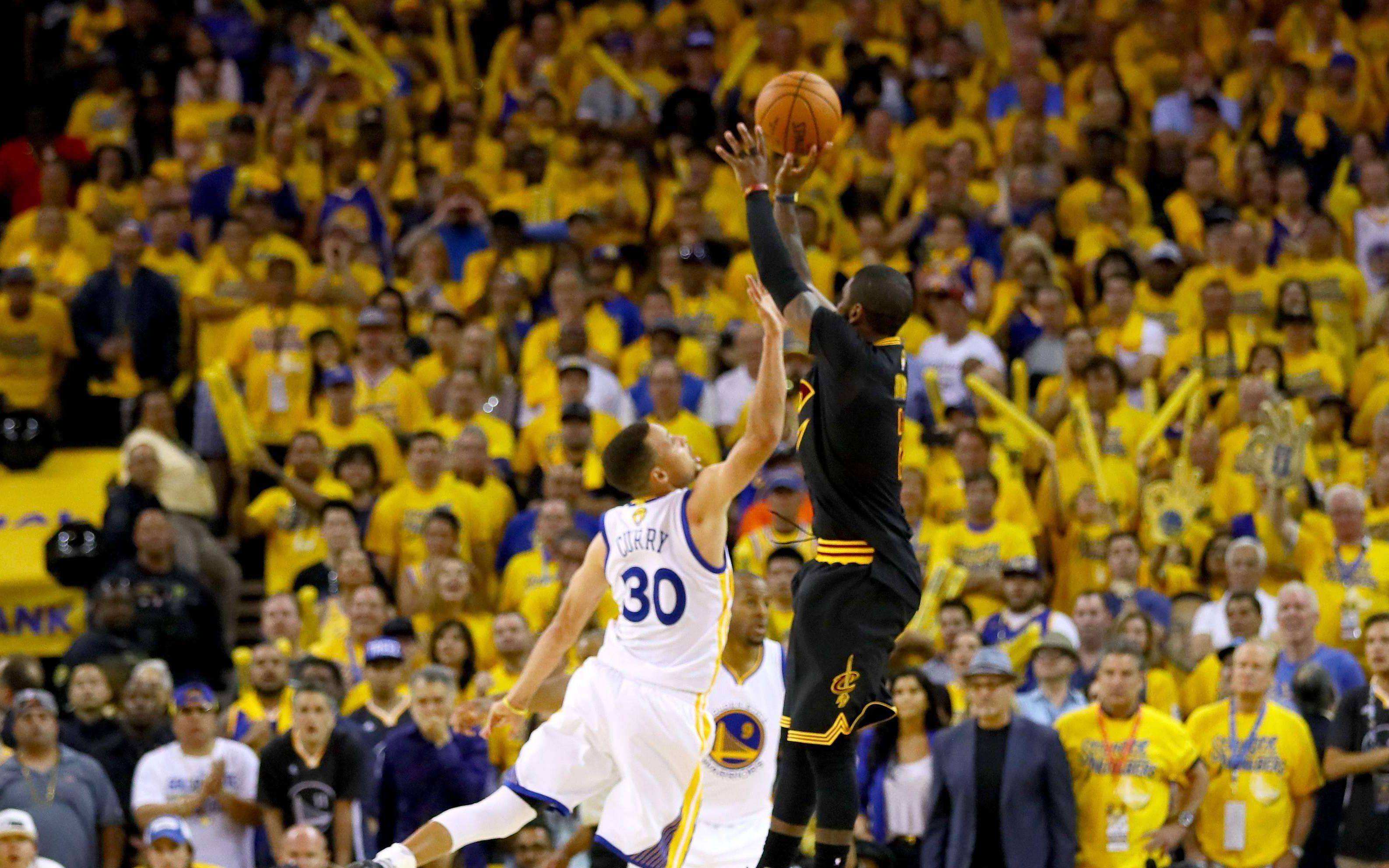 外媒：下赛季欧冠联赛阶段用球将采用白+薄荷绿+紫创新配色（外媒：欧冠下赛季比赛用球将启用白、薄荷绿与紫的全新配色）